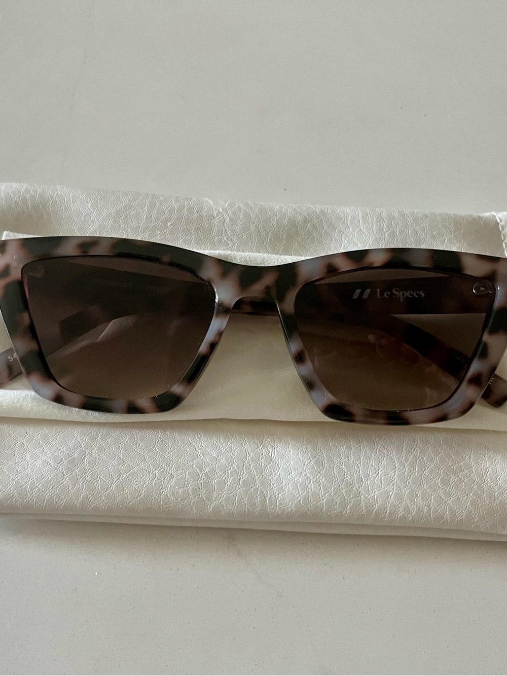Le Specs Velodrome 54mm Gradient Tortoiseshell Retro Cat Eye Sunglasses - Picture 8 of 8